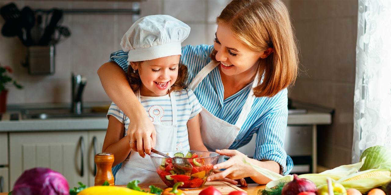 Mamá e hija cocinando